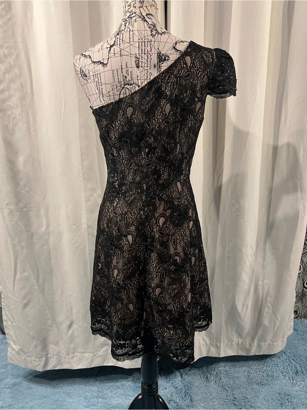 Dress the Population Black One-Shoulder Lace Cocktail Dress - Picture 8 of 11